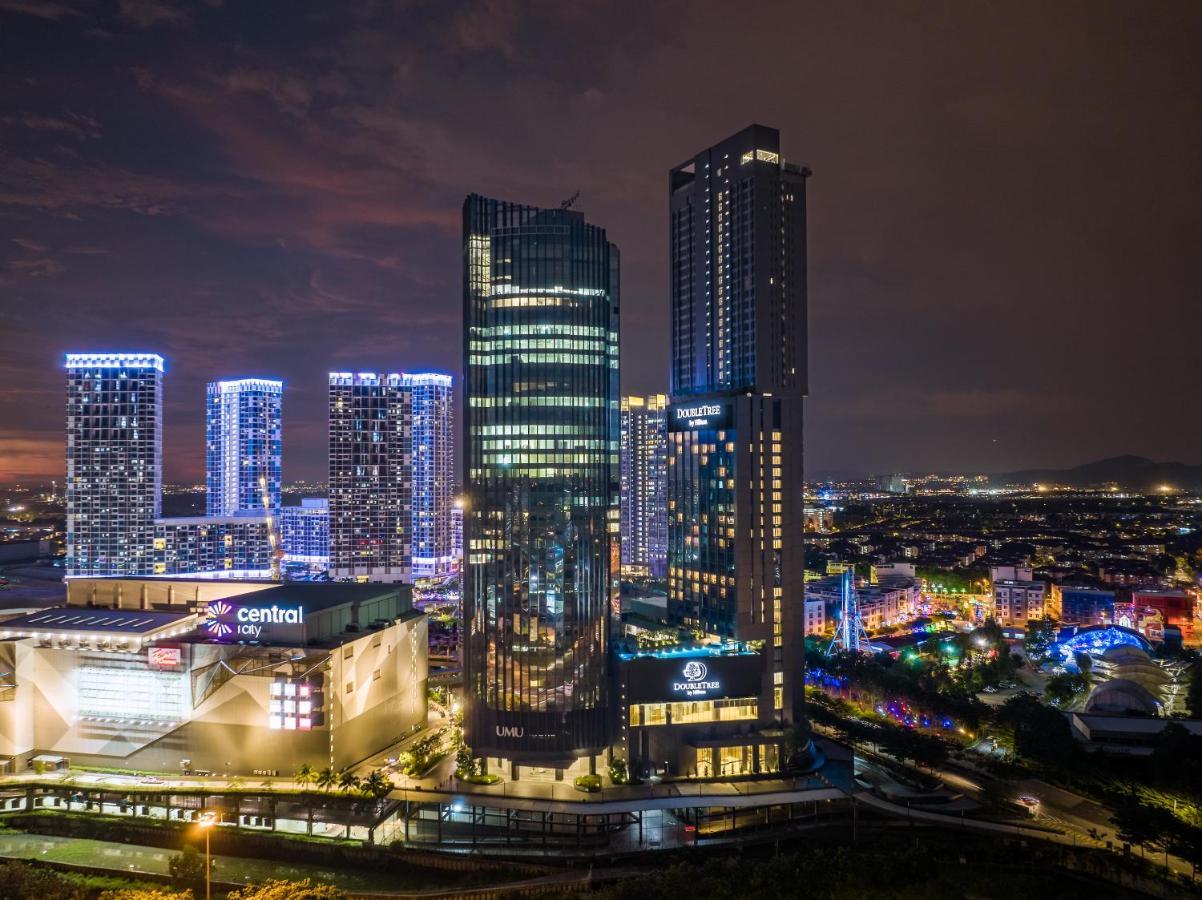 Doubletree By Hilton Shah Alam I-City Zewnętrze zdjęcie The complex at night