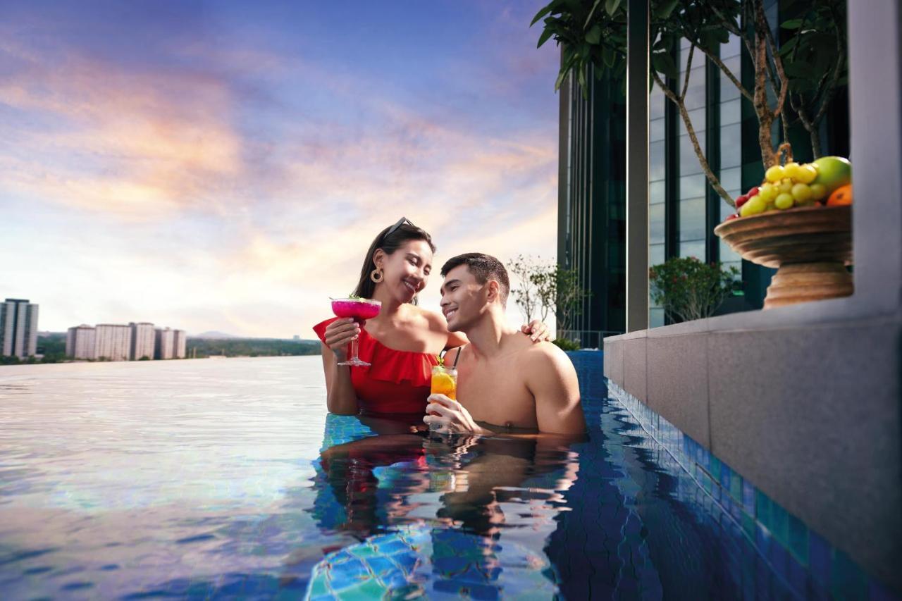 Doubletree By Hilton Shah Alam I-City Zewnętrze zdjęcie Infinity pool at The View