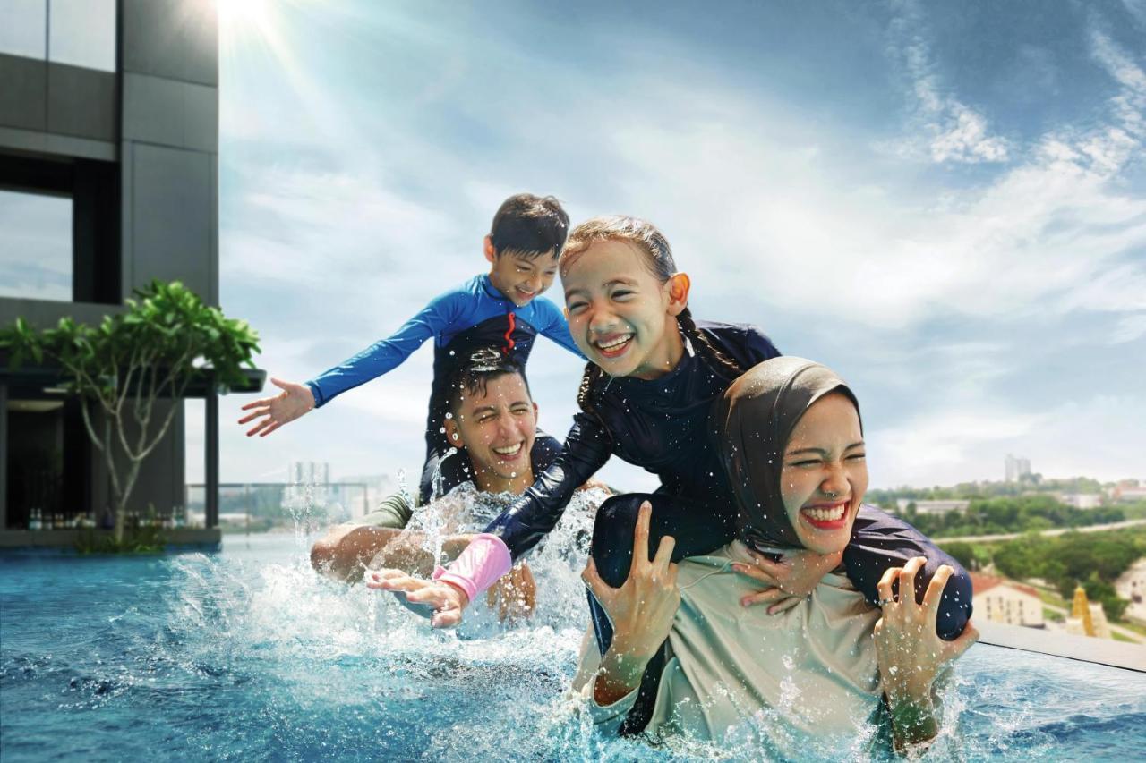 Doubletree By Hilton Shah Alam I-City Zewnętrze zdjęcie Family at the pool