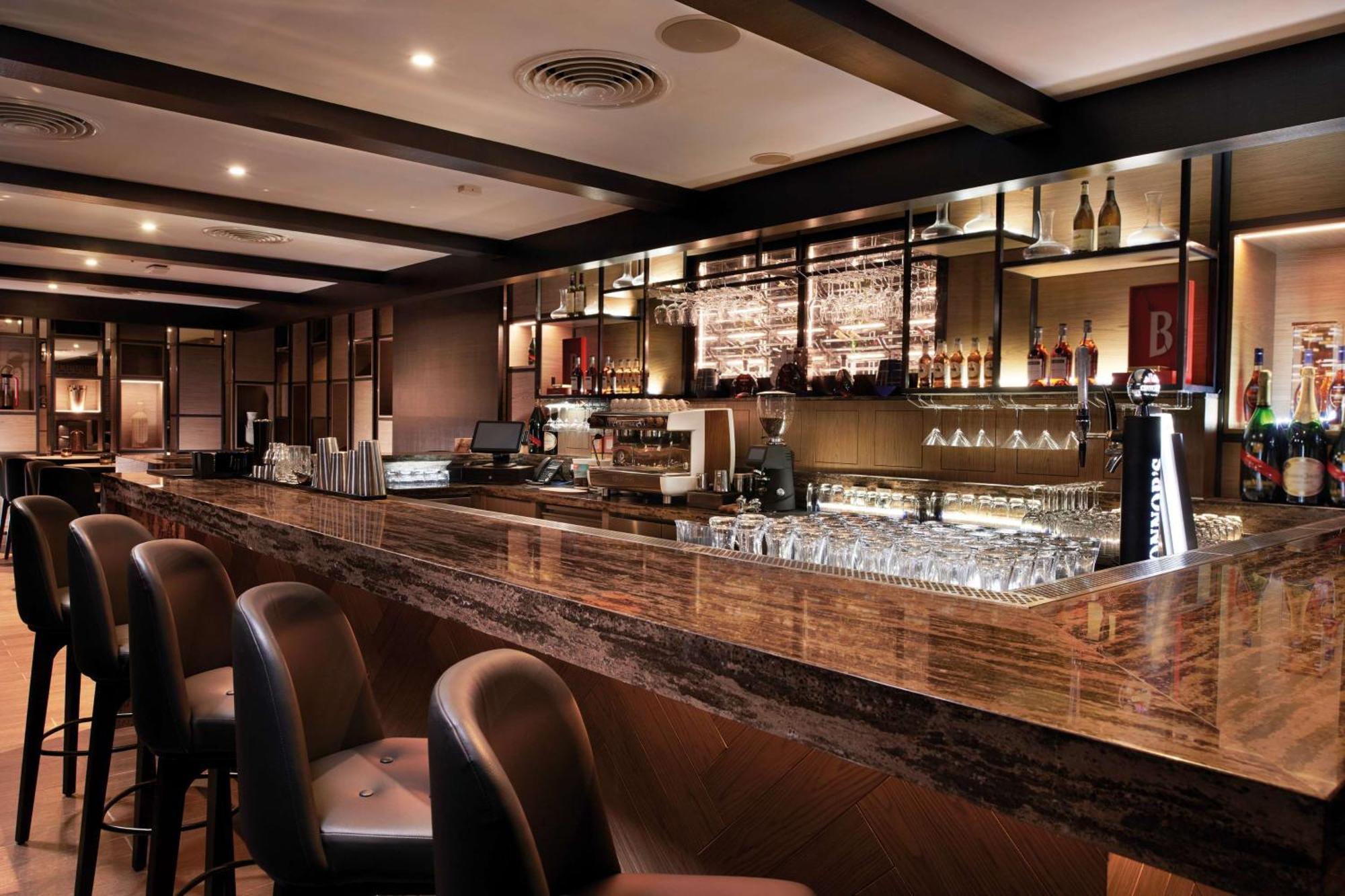Doubletree By Hilton Shah Alam I-City Zewnętrze zdjęcie The bar at the B lounge